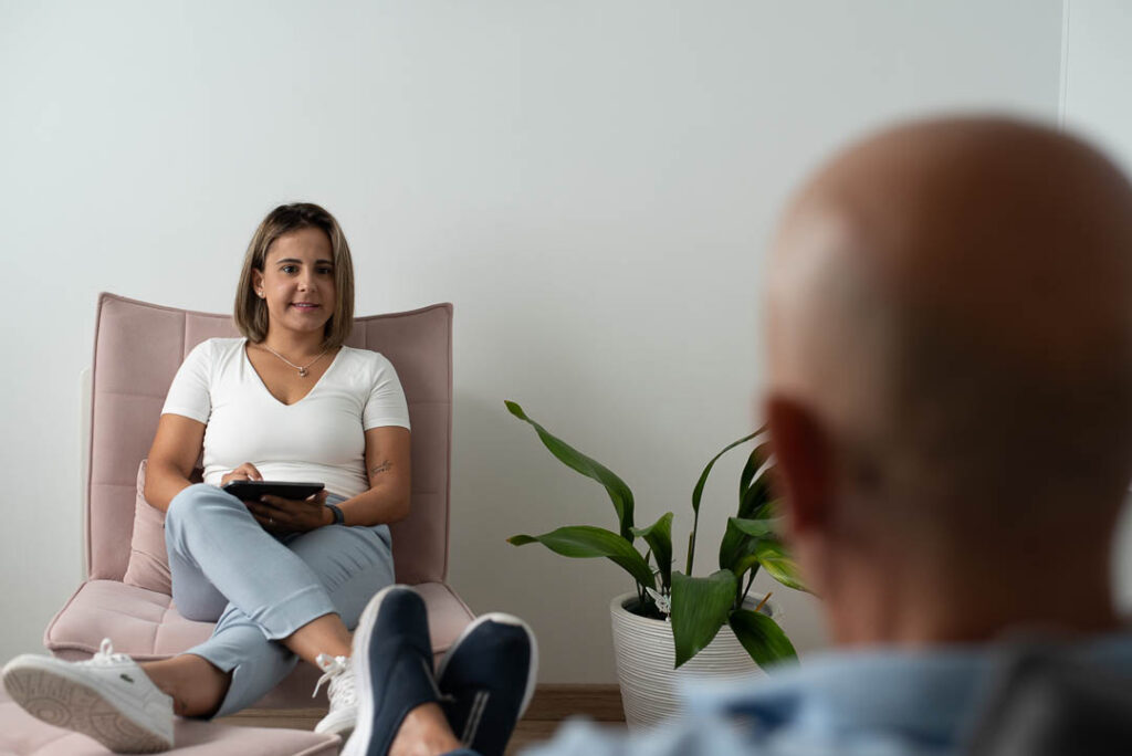 Eva con un señor con dependencia emocional