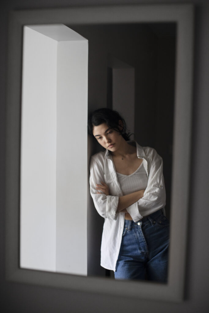 Chica bonita luchando contra la depresión